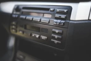 Czym charakteryzuje się funkcjonalne radio samochodowe?