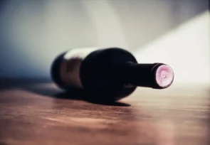 Jak usunąć plamy z czerwonego wina? Poznaj domowe sposoby