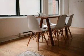 Nowoczesne krzesła do salonu – jakie wybrać?