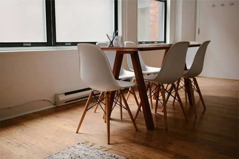 Nowoczesne krzesła do salonu – jakie wybrać?