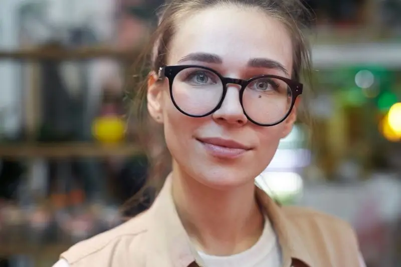 Okulary korekcyjne: jak je dobrać, aby nie żałować