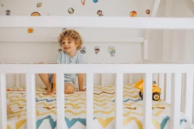 Piętrowe czy dwa osobne – jakie łóżko dla rodzeństwa?