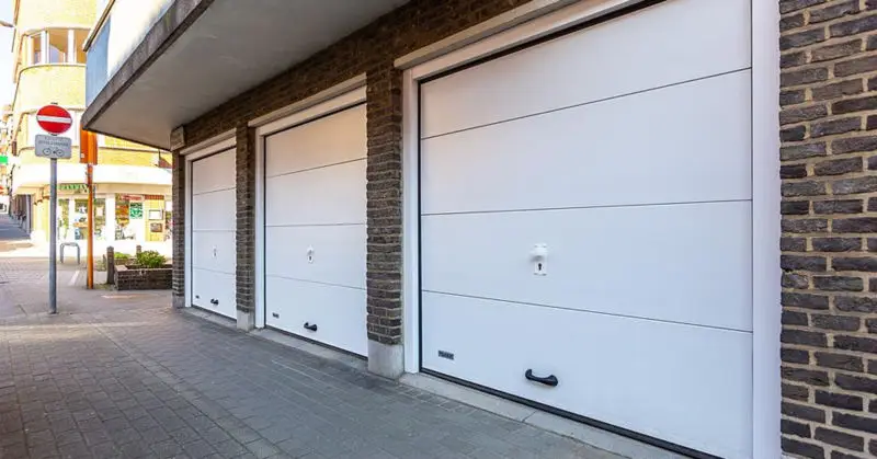 Wybieramy bramę garażową – jakie są zalety i wady poszczególnych rozwiązań?